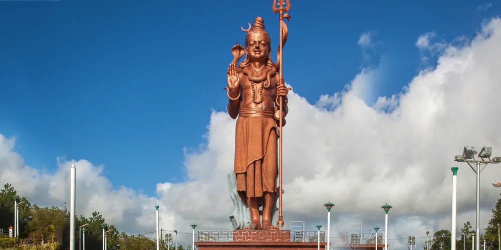 Grand Bassin statue standing against a blue sky